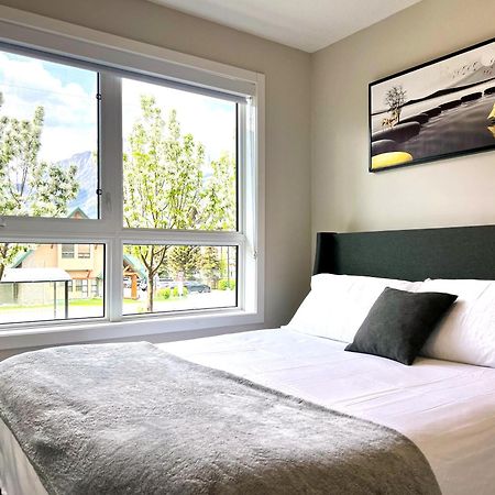 Brand New 2Br Condo With Outdoor Swimming Pool And Hot Tub 캔모어 외부 사진