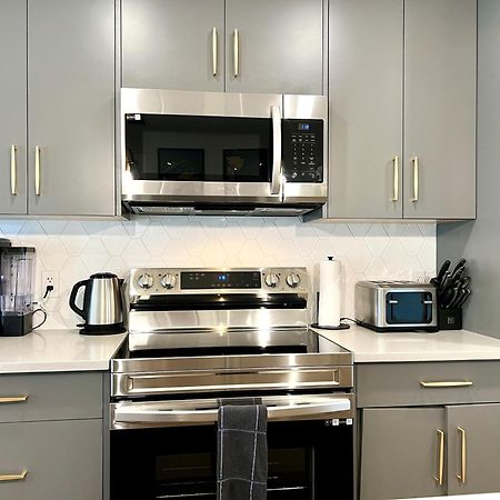 Brand New 2Br Condo With Outdoor Swimming Pool And Hot Tub 캔모어 외부 사진