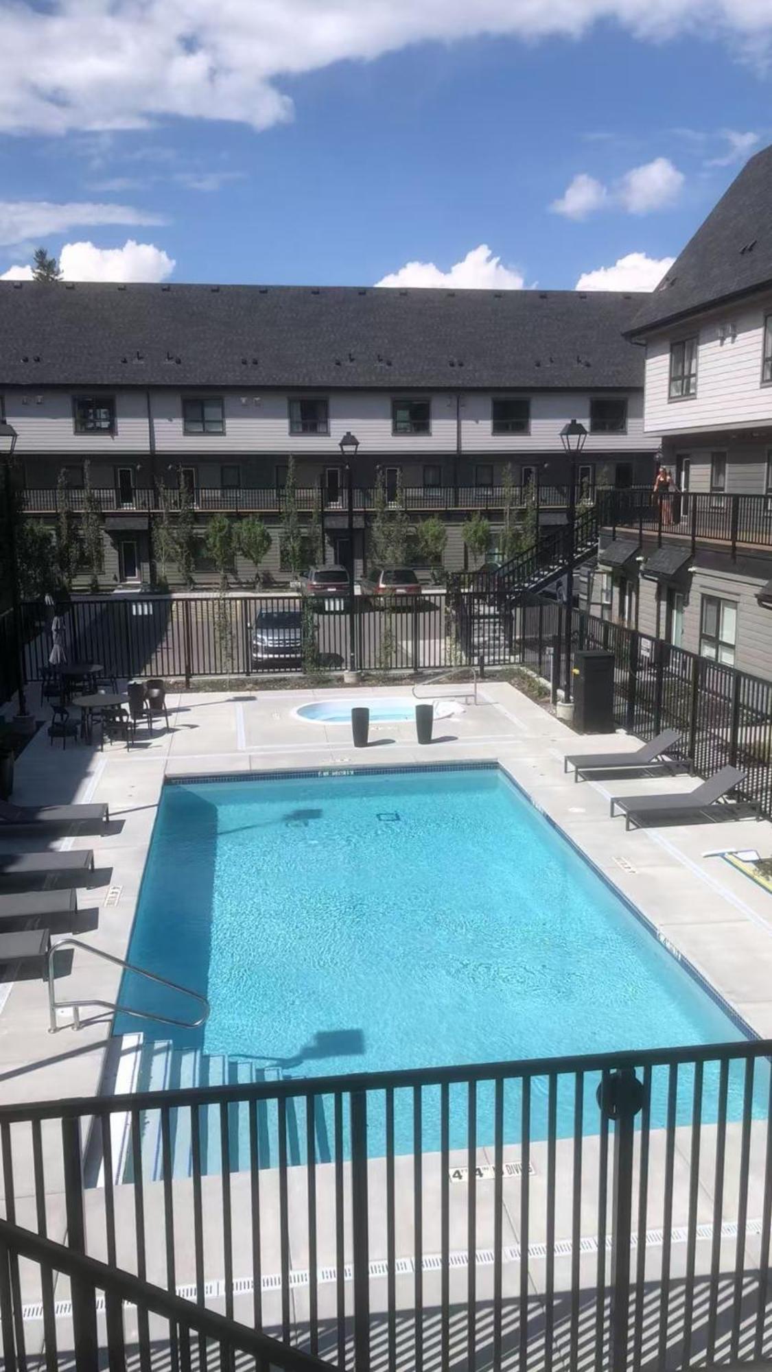 Brand New 2Br Condo With Outdoor Swimming Pool And Hot Tub 캔모어 외부 사진