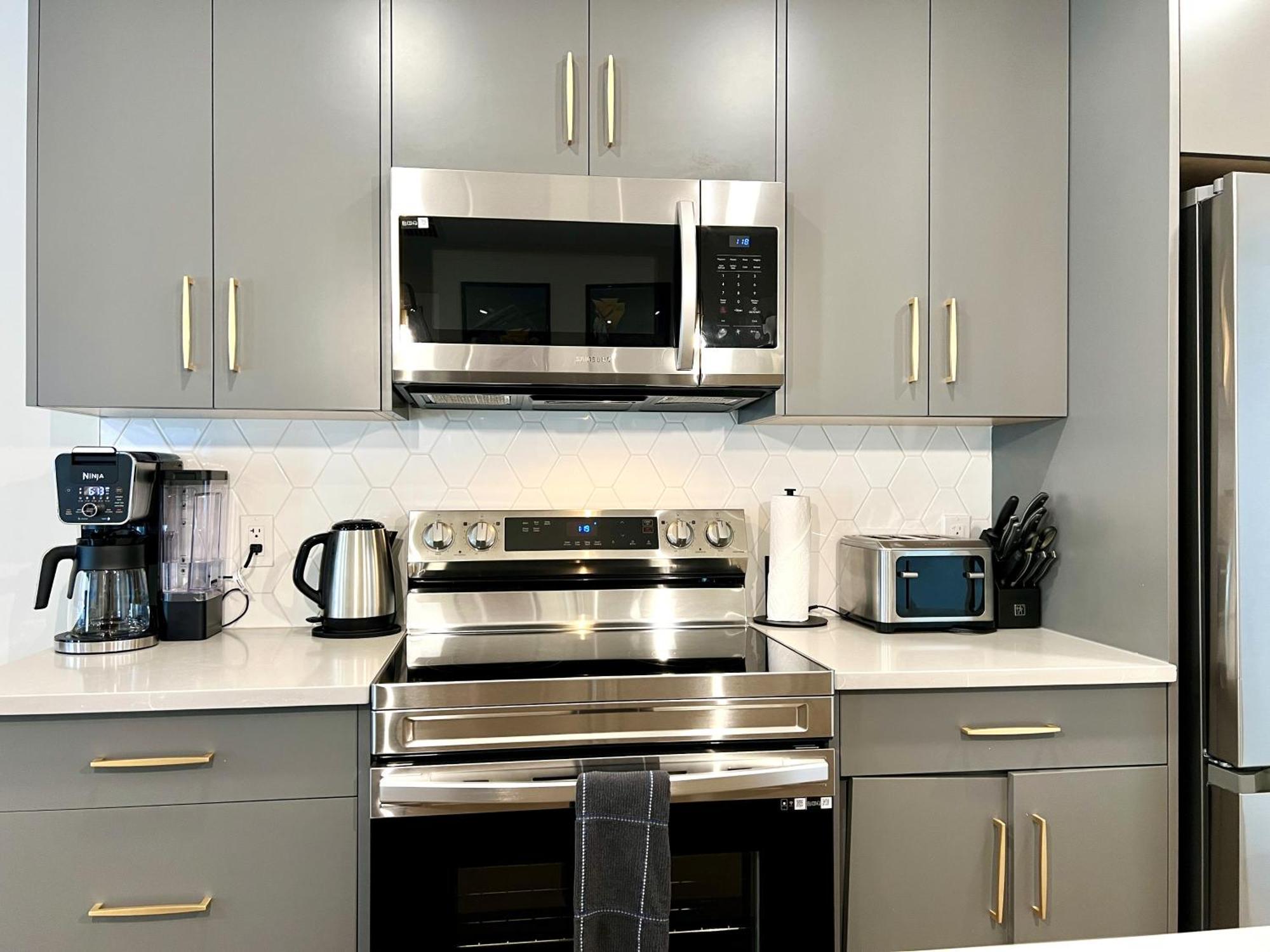 Brand New 2Br Condo With Outdoor Swimming Pool And Hot Tub 캔모어 외부 사진