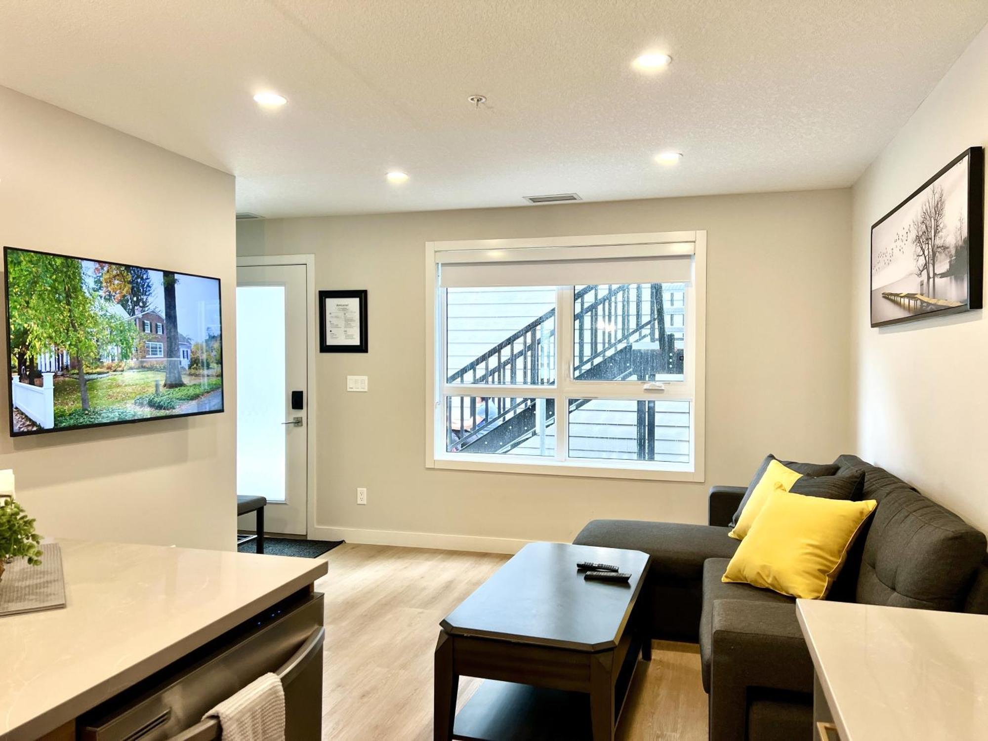 Brand New 2Br Condo With Outdoor Swimming Pool And Hot Tub 캔모어 외부 사진