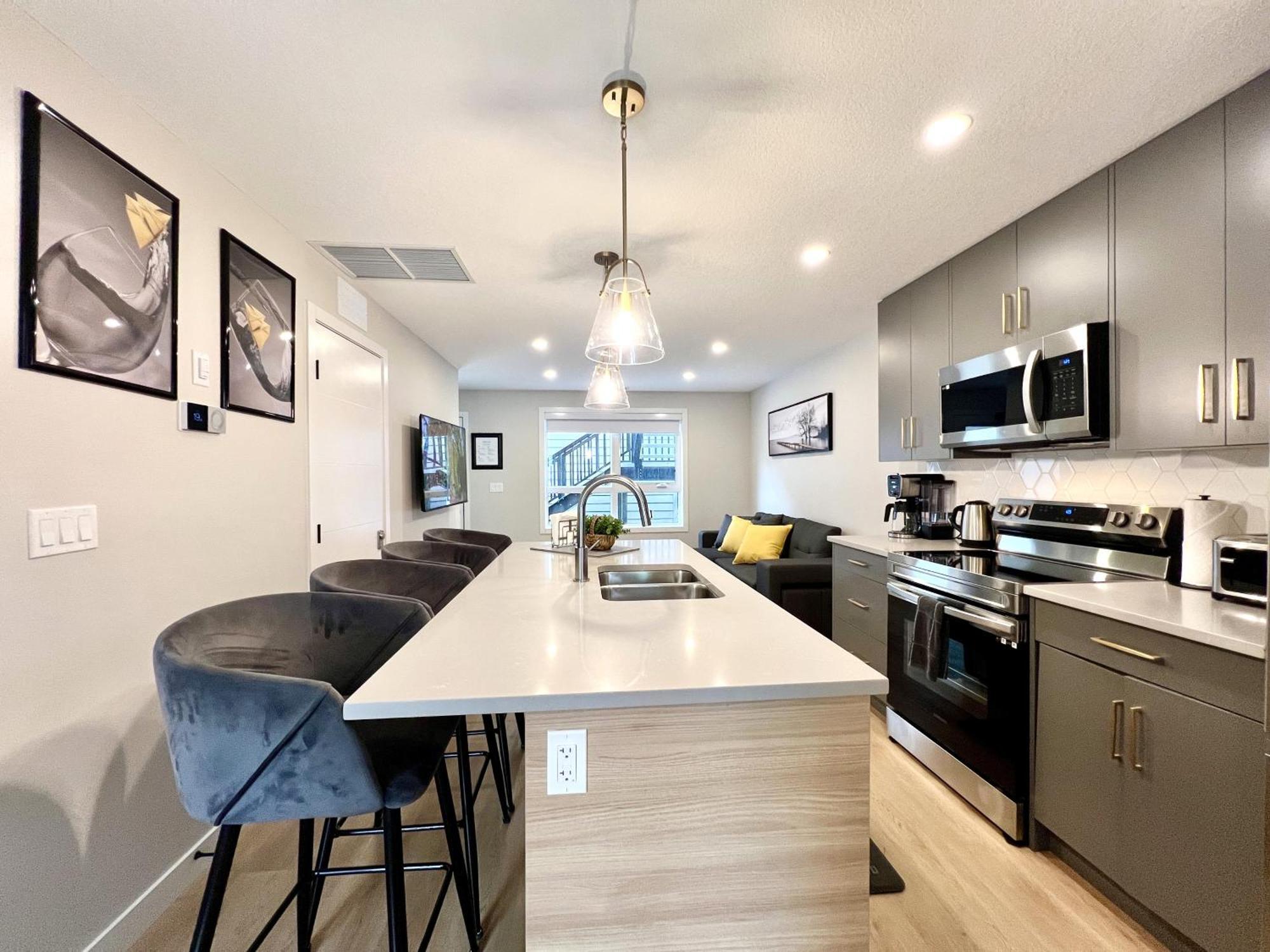 Brand New 2Br Condo With Outdoor Swimming Pool And Hot Tub 캔모어 외부 사진